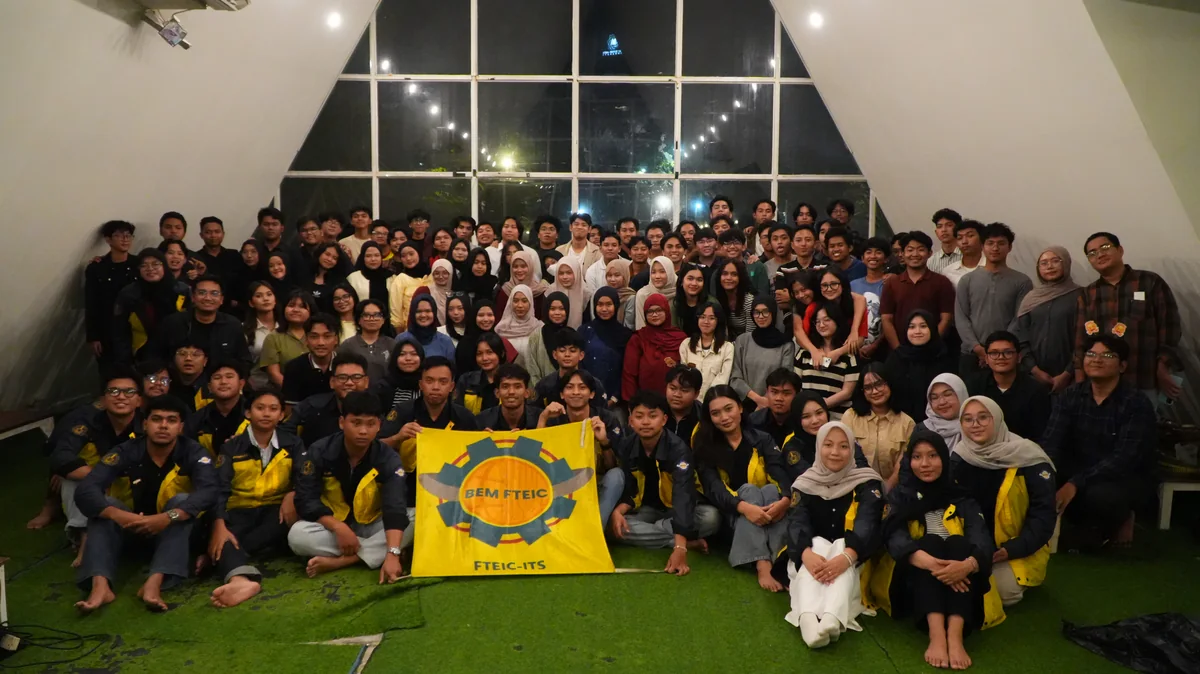 Keluarga BEM FTEIC ITS bersama mahasiswa FTEIC